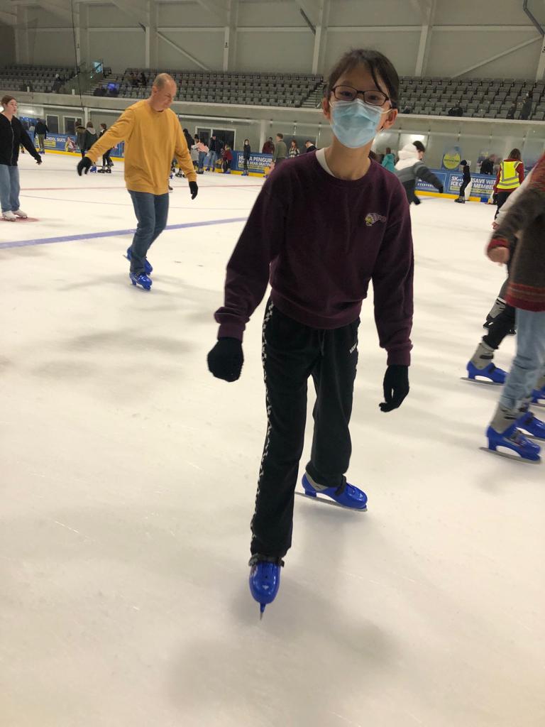 第一次陪她溜冰，看到她撻低那一刻，心像被捅了一刀差點哭，但小女孩很快爬起來說沒事。就這樣溜了幾次，已可放手並滑行。就是這樣，不離場，跌低再爬起，跌低再爬起⋯⋯直至成功為止。